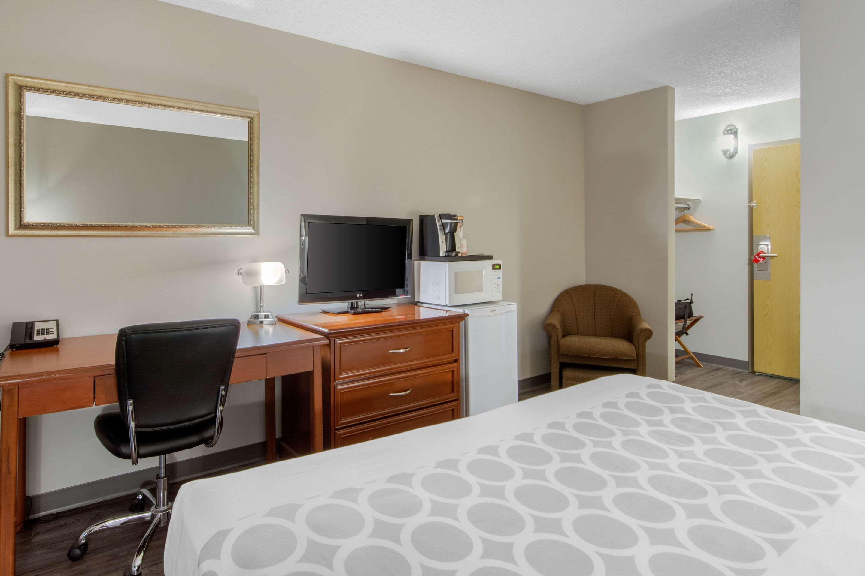 Econo Lodge *